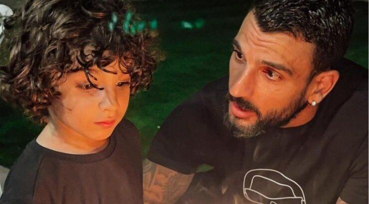 Γιώργος Μερκής: Αγκαλιά με τον γιο του έσβησε την τούρτα γενεθλίων του [εικόνες]