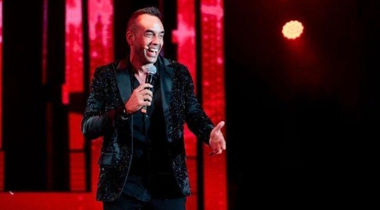 Πάνος Μουζουράκης: Διέκοψε συναυλία του - "Έπρεπε να πάρω την οικογένειά μου τηλέφωνο" [βίντεο]