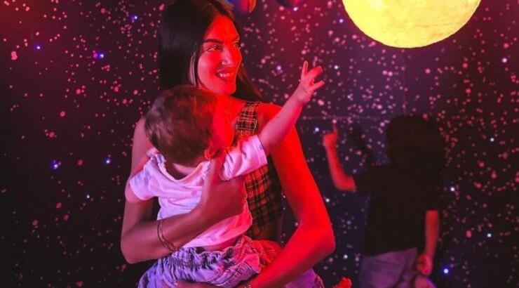 Άντρεα Κυριάκου: Κάνει κούνια μαζί με τα παιδιά της σε γραφικό χωριό του νησιού μας [εικόνα]