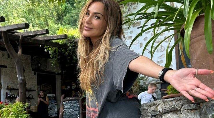 Δέσποινα Βανδή: Τραγούδησε ξυπόλητη σε γλέντι που στήθηκε για χάρη της στο Πήλιο [εικόνες & βίντεο]