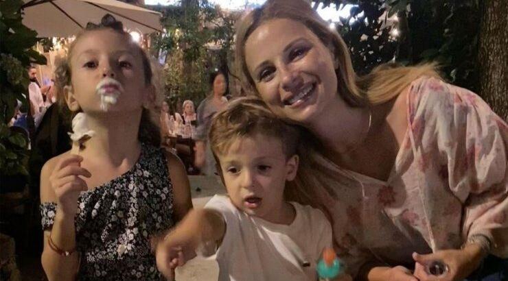 Xριστιάνα Αριστοτέλους: Βραδινό μπάνιο με τα παιδιά της σε παραλία του νησιού μας [εικόνες]