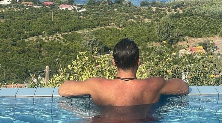 Γοητευτικός επώνυμος Έλληνας σχολιάζει: "Πάντα με χωρίζουν, δεν έχω πει ποτέ τη λέξη φεύγω"