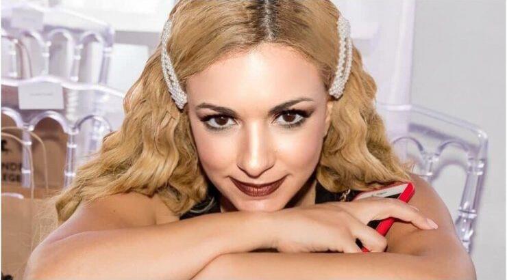 Φανή Σωκράτους: Πόζαρε με τον σύζυγο και την κόρη τους στο πιο viral location του νησιού