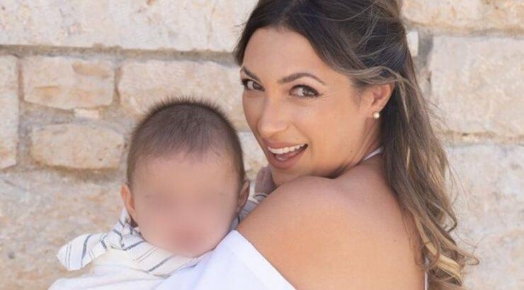 Κρίστυ Παπαδοπούλου: Η αξιολάτρευτη εικόνα με τον γιο και τον σύζυγό της από τη βάφτιση 