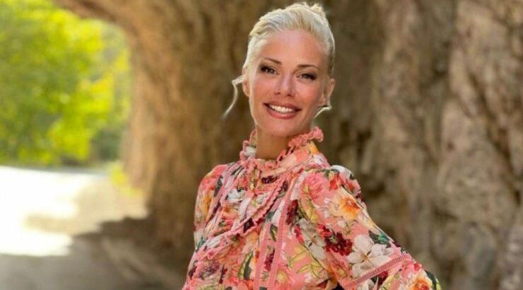 Ζέτα Μακρυπούλια: Πόζαρε πλάι στους γονείς της σε σπάνια φωτογραφικά κλικς [εικόνες]