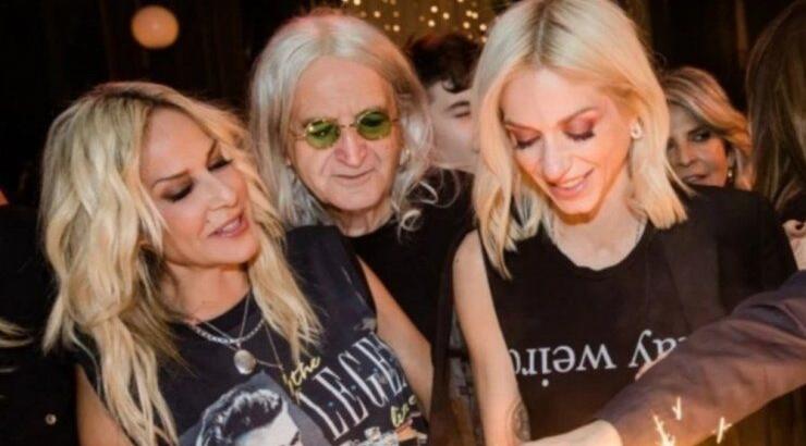 Σοφία Καρβέλα: Το "ταξίδι" που έκανε πίσω στον χρόνο με τους γονείς της [εικόνες]