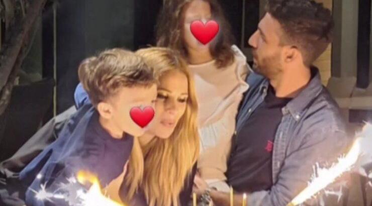 Χριστιάνα Αριστοτέλους: Με τα παιδιά της σε φωταγώγηση χριστουγεννιάτικου δέντρου [εικόνα]