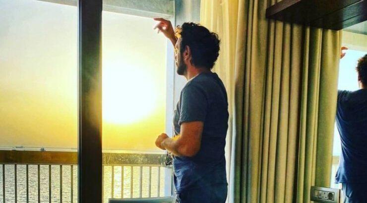 Έλληνας ηθοποιός: "Όταν έχω ερωτική σκηνή, κανονίζω να γνωριστεί η συμπρωταγωνίστρια με τη σύζυγό μου"