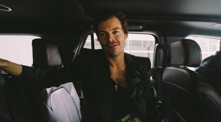 Harry Styles: Κυκλοφορεί με ξυρισμένο κεφάλι και έχει γίνει ήδη viral