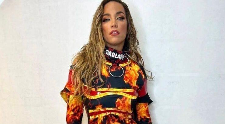 Κατερίνα Στικούδη: Με μαγιό μπροστά από το χριστουγεννιάτικο δέντρο στον 6ο μήνα κύησης [εικόνες]