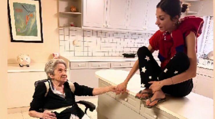 Σοφία Καρβέλα: Η συγκινητική επίσκεψη στη γιαγιά της και η γλυκιά τους στιγμή [βίντεο]