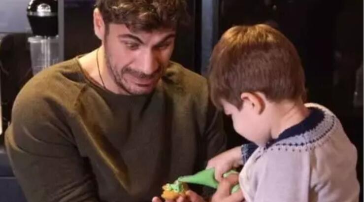 Άκης Πετρετζίκης: Έφτιαξε μαζί με τα παιδιά του χριστουγεννιάτικες λιχουδιές [εικόνα] 