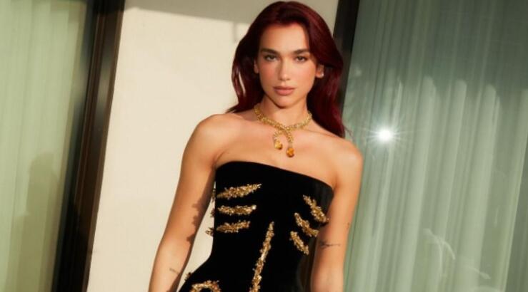 Dua Lipa: Viral γίνεται η προσπάθεια της να καθίσει στα Golden Globes [βίντεο]