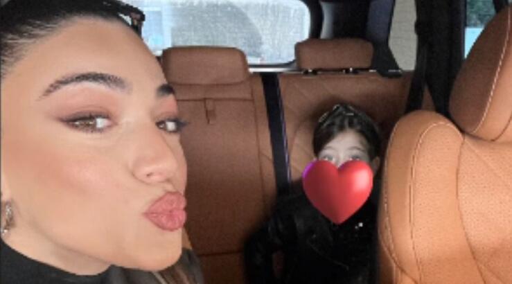 Ήβη Αδάμου: Φωτογράφησε την κόρη της στο σαλόνι του σπιτιού τους [εικόνα]