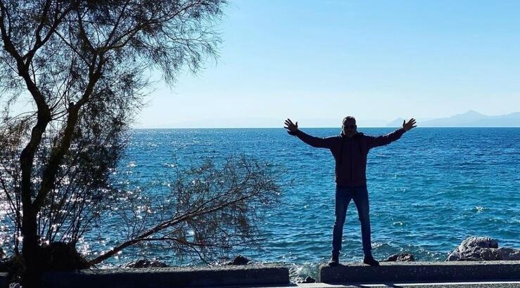 Κύπριος ηθοποιός: "Σχολιάζουν τη διαφορά ηλικίας με τη σύντροφό μου και λένε "τι θέλει με τον παππού;"