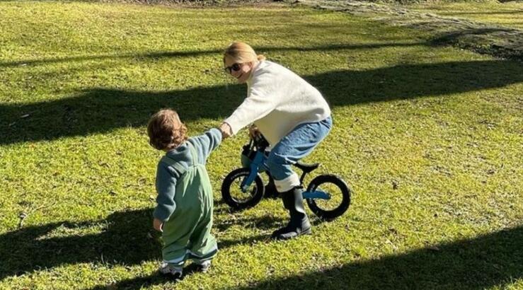 Τζένη Μπαλατσινού: Ο τρίχρονος γιος της βγάζει βόλτα στην εξοχή το σκυλάκι τους [εικόνα]