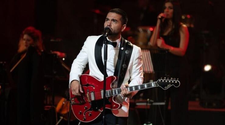 Μάστορας: Εξοργισμένος με θαμώνα που διέκοψε το πρόγραμμά του...επειδή έψαχνε την κάλτσα του [βίντεο]