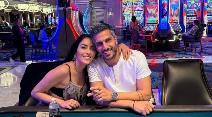 Άλκης Χρήστου: Mε το παλτό της συζύγου του πόζαρε στην "Times Square" [εικόνες]