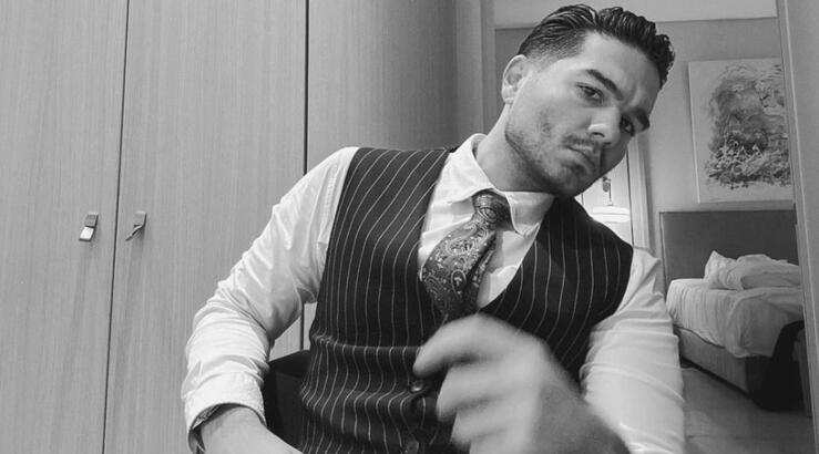 Χρήστος Μάστορας: Σιδερώνει τα ρούχα του και γίνεται χαμός στα social media [βίντεο]