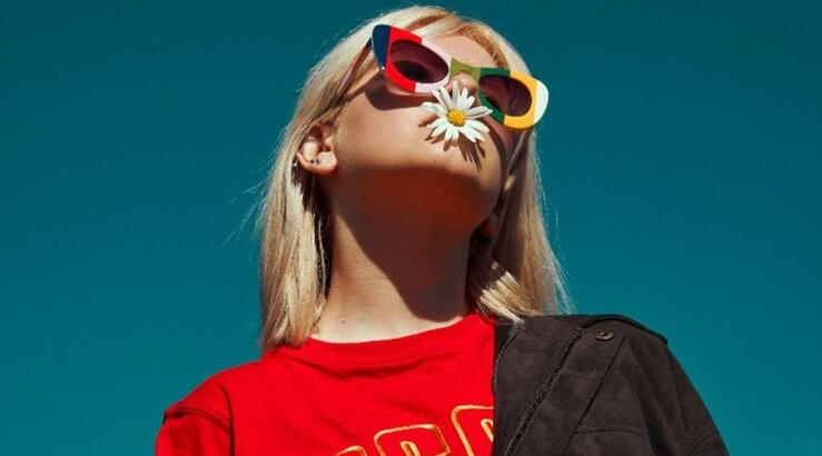 4 τρόποι που τα ρούχα σου φτιάχνουν τη διάθεση και σου ανεβάζουν την αυτοπεποίθηση