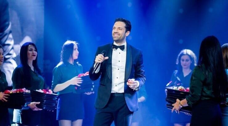 Κωνσταντίνος Αργυρός: Η έκπληξη για τα γενέθλιά του on stage και ο ρόλος του Σάκη Ρουβά [βίντεο]