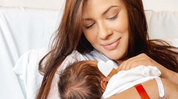 Λάουρα Νάργες: Περιγράφει πως ήταν η πρώτη νύχτα που έμεινε μόνη με τον γιο της [εικόνα]