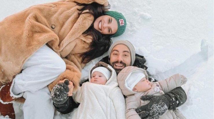 Τανιμανίδης - Μπόμπα: Έκαναν το πρώτο ταξίδι μαζί με τις δίδυμες μικρές τους [εικόνες & βίντεο]