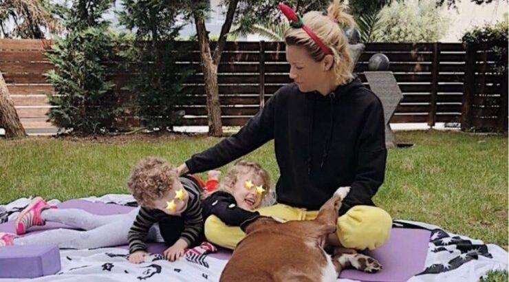 Βίκυ Καγιά: Την "τσακώσαμε" αγκαλιά με την Μπιάνκα και τον Κάρολο στον δρόμο και "λιώσαμε" [εικόνες]