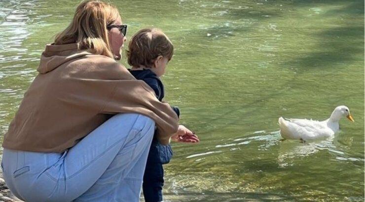 Τζένη Μπαλατσινού: Ο μικρός της γιος την βοηθάει στις δουλειές του σπιτιού [εικόνα]