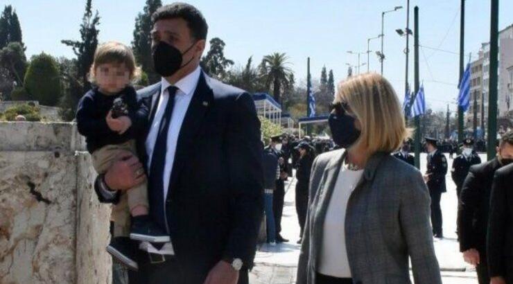 Κικίλιας - Μπαλατσινού: Η άκρως καλοκαιρινή εικόνα με τον γιο τους στην παραλία 