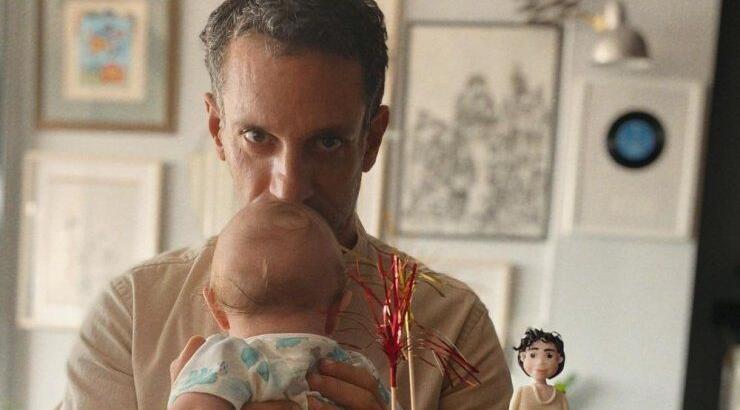 Δείτε τον γιο του Γιώργου Χρανιώτη να ξεκαρδίζεται στα γέλια από τα παιχνίδια τους 