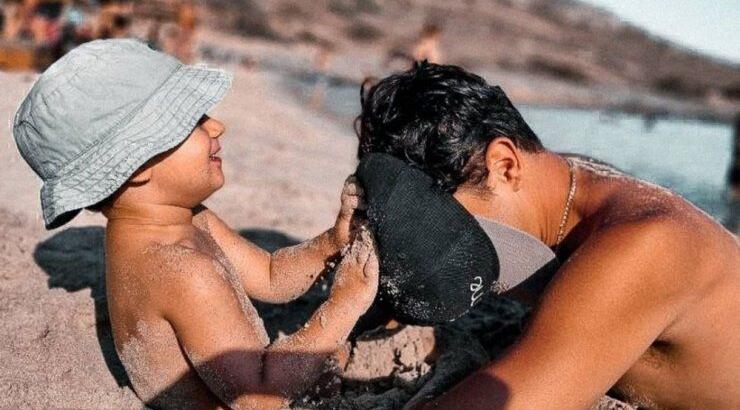 Δήμος Αναστασιάδης: Δείτε τον μαζί με τον μικρό Αρίωνα να παίζουν στα συγκρουόμενα [εικόνα]