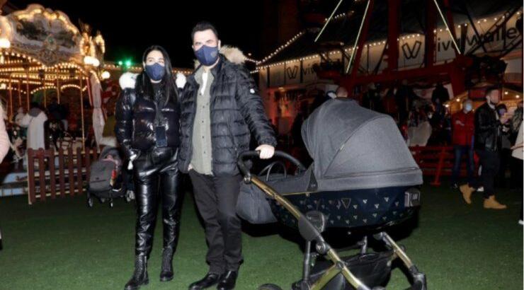 Παπαδόπουλος - Βασιλειάδη: Η χριστουγεννιάτικη βόλτα με τα παιδιά τους [εικόνες]