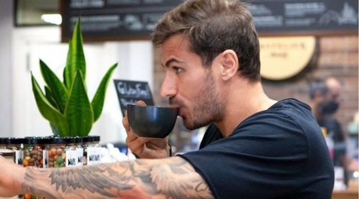 Άκης Πετρετζίκης: Απαθανατίζει τον γιο του να "υπογράφει" το νέο του βιβλίο [εικόνα]