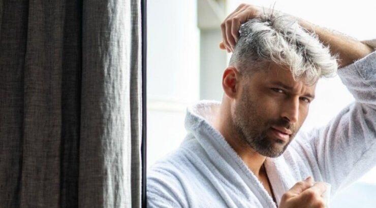 Αλέξης Παππάς: Ποζάρει ημίγυμνος στο κρεβάτι του [εικόνες]