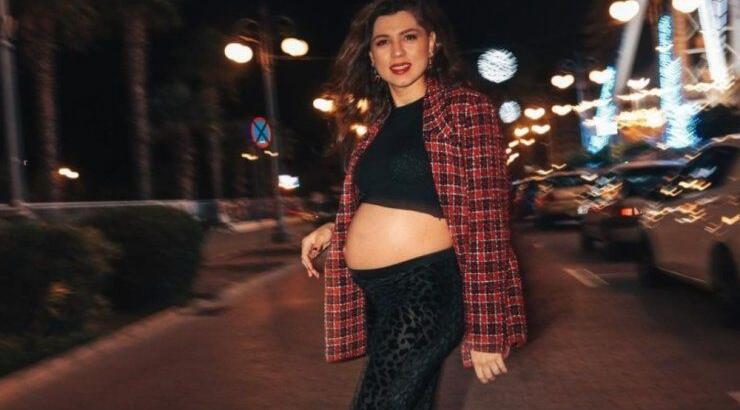 Κλέλια Γιασεμίδου: Ποζάρει στον όγδοο μήνα της εγκυμοσύνης της μπροστά στο χριστουγεννιάτικο δέντρο