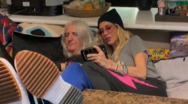 Άννα Βίσση: Το εναλλακτικό τραγούδι που της ετοίμασε ο Νίκος Καρβέλας για τα γενέθλιά της - "Το γουρούνι και η γριά"  [βίντεο]