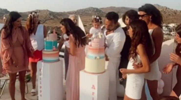 Τανιμανίδης - Μπόμπα: Oι κόρες τους γιόρτασαν τα πρώτα τους γενέθλια [εικόνες & βίντεο]