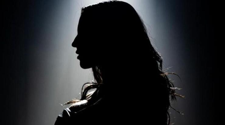 Γνωστή  Ελληνίδα τραγουδίστρια εκνευρίστηκε όταν της πέταξαν πανέρια στο πρόσωπο [βίντεο]