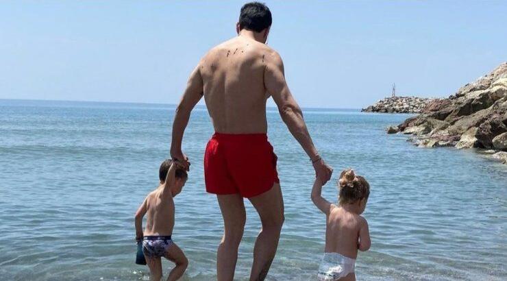 Επώνυμος Έλληνας σχολιάζει: "Όταν συνειδητοποίησα ότι είμαι γκέι έκανα κάθε βράδυ την προσευχή μου γιατί νόμιζα ότι είναι κακό" [βίντεο]