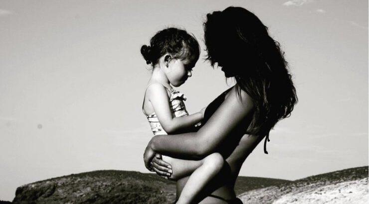 Υβόννη Μπόσνιακ: Την πετύχαμε στο κομμωτήριο με την κόρη της [εικόνα]