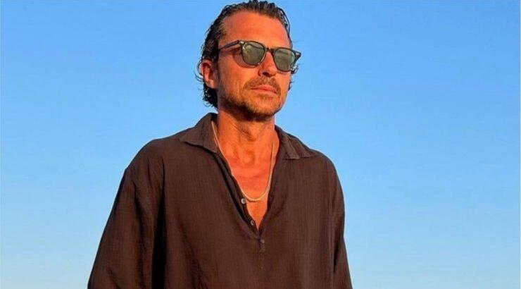 Ο Antoine του "Emily in Paris" βρίσκεται στις Κυκλάδες [εικόνες]