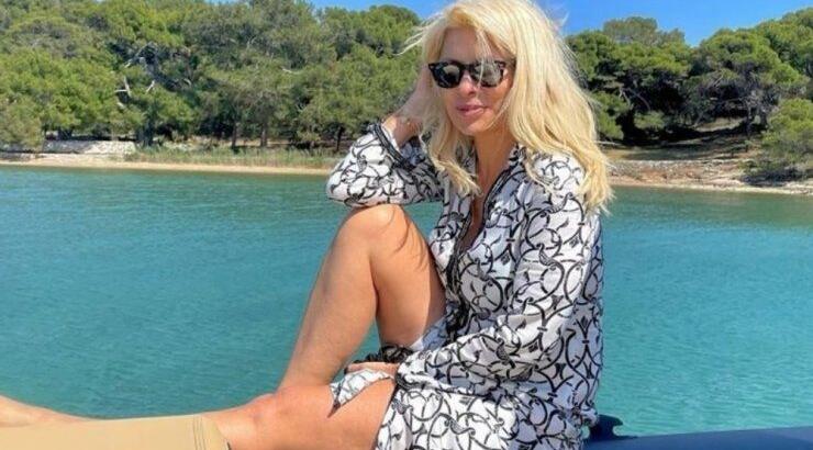 Ελένη Μενεγάκη: Πόζαρε στην αγκαλιά της μητέρας της στην πιο καλοκαιρινή τους εικόνα