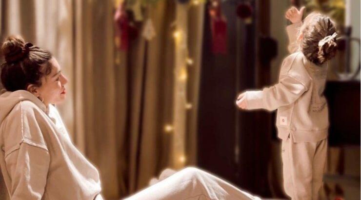 Ήβη Αδάμου: Το οικογενειακό στιγμιότυπο μέσα στο αεροπλάνο με την κόρη της και τον Μιχάλη Κουϊνέλη [εικόνα]