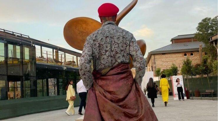 Επώνυμος Έλληνας: "Το φέρετρό μου θέλω να είναι μακρύ γιατί θέλω να φορέσω δωδεκάποντα" [βίντεο]