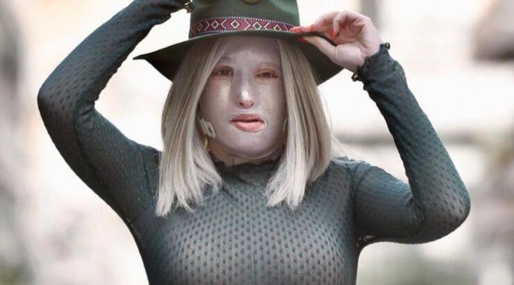 Η Ιωάννα Παλιοσπύρου βγάζει για πρώτη φορά τη μάσκα και εμφανίζεται στις οθόνες μας [βίντεο]