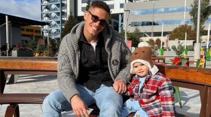 Πιέρος Σωτηρίου: Κατέγραψε τον γιο του, Σοφοκλή, να κάνει πατίνι στο σαλόνι τους [βίντεο]