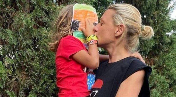 Κατερίνα Καραβάτου: Ο γιος της Αρίωνας παρεμβαίνει τη στιγμή που παραχωρεί δηλώσεις on camera [βίντεο]