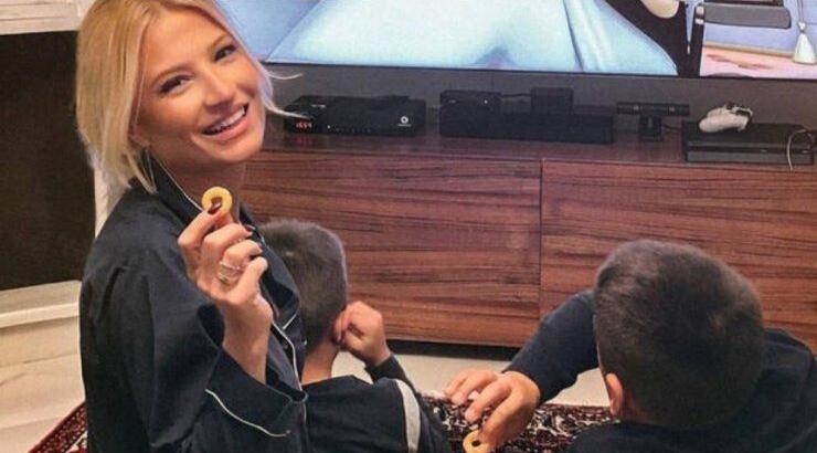 Φαίη Σκορδά: Η ευφάνταστη μεταμόρφωση της για τα καρναβάλια μαζί με τους γιους της [εικόνες]