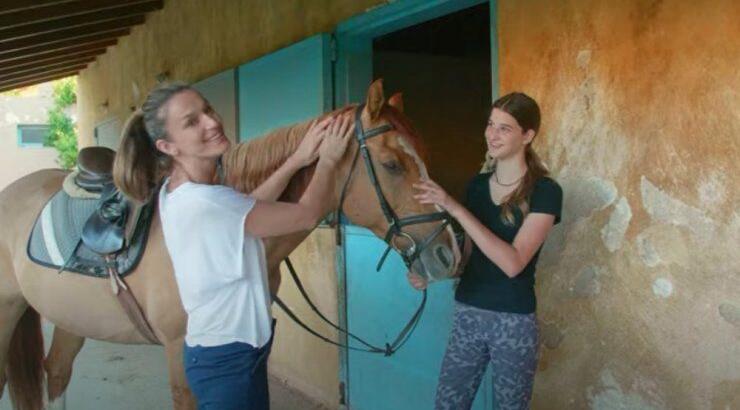 Κάτια Ζυγούλη: Μαζί με την κόρη της, Αναστασία, μοιράζονται τα δικά τους tips για ιπασσία [βίντεο]